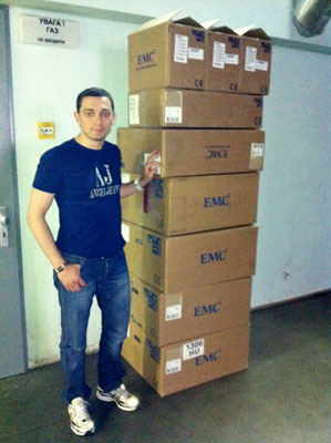 EMC 2 AX4 в упаковке и Дима | Блог Hostpro