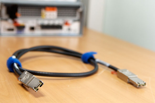 SAS кабель для подсоединения корзин расширения EMC | Блог Hostpro