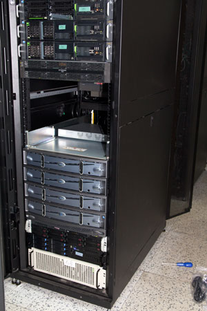 Система хранения данных EMC2 AX4 в стойке | Блог Hostpro 